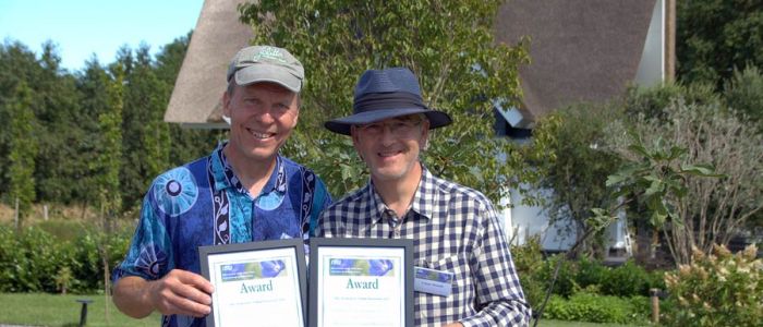 Tomasz Michalik, Vitroflora, (r.) war als einziger Neuheiteneinsender bei den ISU Summer Days anwesend und erhielt von Jonas Bengtsson zwei Awards.