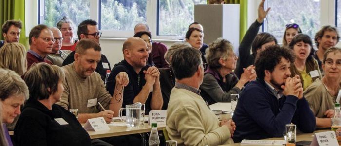 Die Teilnehmer genossen es, nach der durch Corona bedingten Pause im voll besetzen Hörsaal der Bildungsstätte Gartenbau wieder zuhören, lernen und diskutieren zu können.